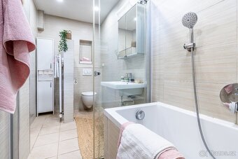 Vícegenerační rodinný dům 6+1 s bazénem - 9