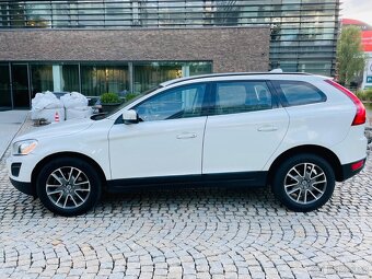 Volvo XC60 2.4D 5VÁLEC 4x4 AUT VÝHŘEV SERVISKA Bi XENONY - 9