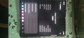 Samsung Galaxy Z Fold 2 5G v top stavu s černým krytem - 9