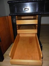 Starožitný psací stůl v pěkném stavu + hodiny. - 9