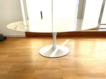 Oválný jídelní stůl Saarinen Tulip - 9