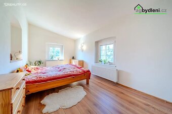 Zrekonstruovaný rodinný dům s krásnou velkou zahradou - 9