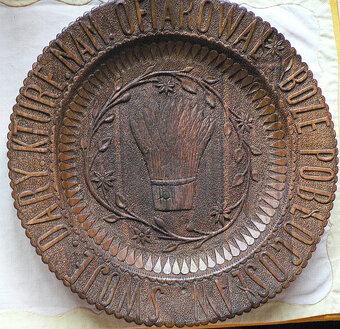 Talíře, smalt. zl. sklo, 6 krajkových šálků, maska, karafa - 9